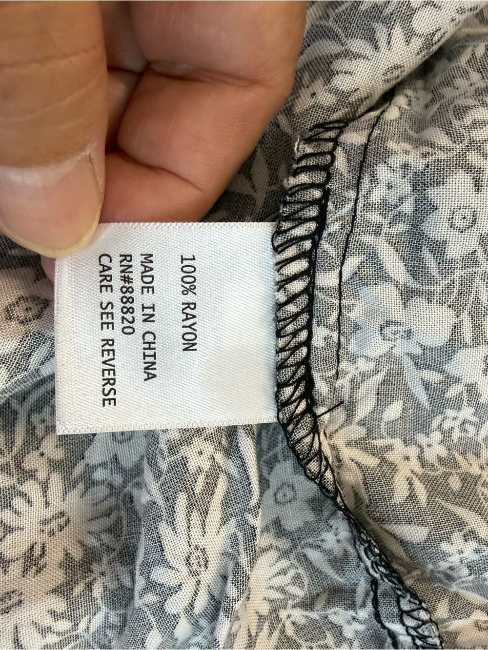 Jones & Co Women’s NWT Size 1X Black & White Floral V-Neck Top Sleeve Tie - Picture 6 of 7